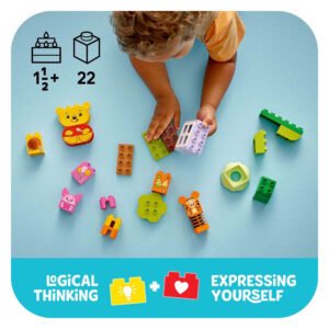 Kind speelt met losse DUPLO blokken van Winnie de Poeh set