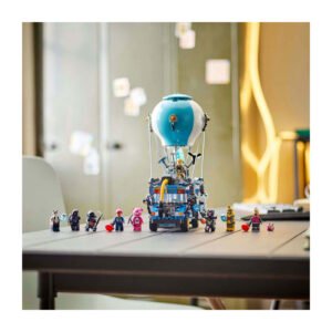 LEGO Fortnite Battle Bus met minifiguren op tafel uitgestald