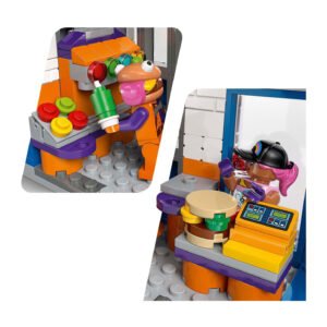 Close-up van LEGO Durr Burger keuken met Fortnite minifiguur in actie