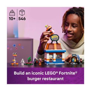 Kind speelt met LEGO Fortnite Durr Burger restaurant set inclusief minifiguren