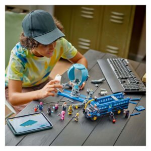 Kind speelt met LEGO Fortnite Battle Bus en figuren op tafel