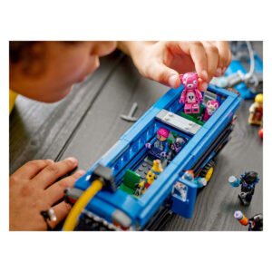Kind speelt met LEGO Fortnite Battle Bus en plaatst minifiguur in de bus