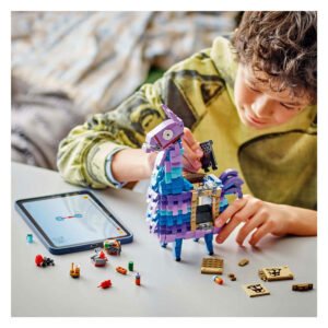 Jongen bouwt kleurrijke LEGO Fortnite lama met hulp van tablet