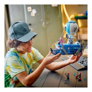 Jongen toont LEGO Fortnite Battle Bus in actie met minifiguren