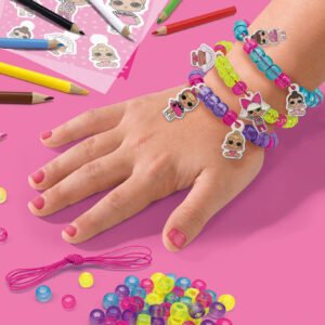 Kind draagt L.O.L. Surprise armbanden met kleurrijke kralen en bedels