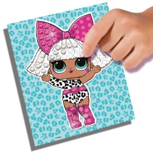 Hand plaatst diamantstickers op L.O.L. Surprise mozaïek met blauw luipaardpatroon