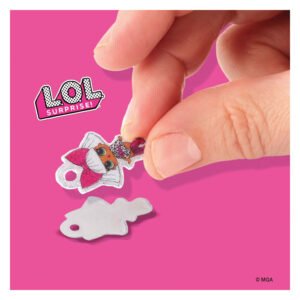Close-up van hand die een L.O.L. Surprise puffy sticker met glitter loshaalt