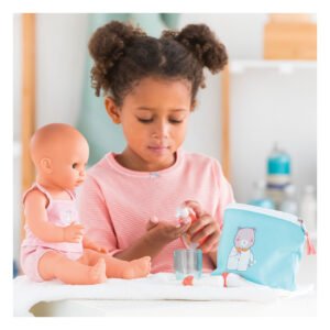 Meisje verzorgt babypop met Corolle speelflesje en accessoires