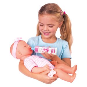 Meisje voedt pop met New Born Baby speelgoedflesje.