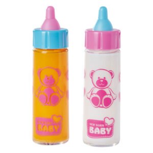 Twee speelgoed babyflesjes new born baby met blauwe en roze doppen en teddybeerprint.