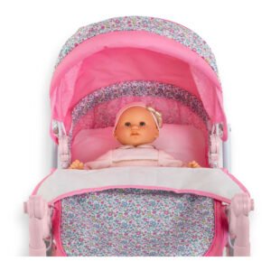 Pop ligt in roze Corolle poppenwagen met bloemenprint
