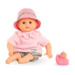 Zittende Corolle badpop Coralie met badeend - Bloomer met roze kleding en badeendje