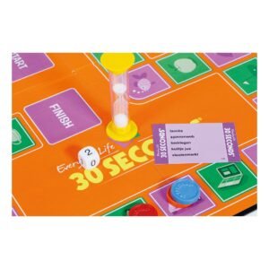 Detail van 30 Seconds Everyday Life met zandloper, dobbelsteen en paarse kaart met woorden van 999 games