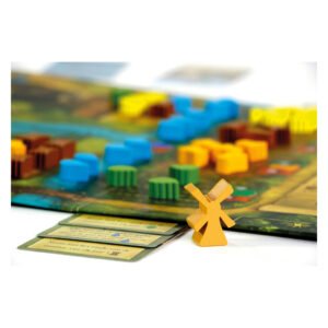 Detail van het Brood & Bier spelbord met houten molen en gekleurde blokjes van 999 games