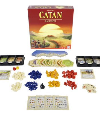 Inhoud van Catan Basisspel uitgestald met kaarten, pionnen en dobbelstenen 999 Games Catan - Basisspel