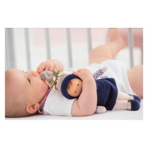 Baby knuffelt Corolle pop met zachte stof en blauwe sterrenoutfit