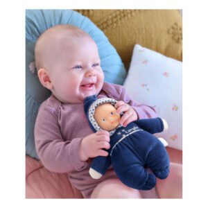 Blije baby speelt met donkerblauwe Corolle knuffelpop
