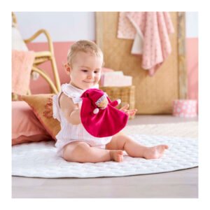 Baby speelt op kleedje met fuchsia Corolle knuffelpop