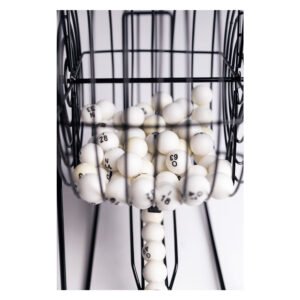 close-up van metalen bingomolen met witte genummerde balletjes van clown games