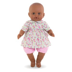 Donkere babypop gekleed in bloemige top en roze broekje van Corolle