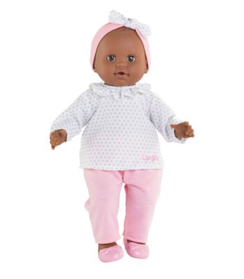 Donkere Corolle mon grand poupon babypop - Lucie met roze broek en hoofdband, rechtop staand.