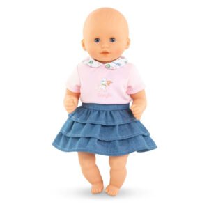 Corolle pop met roze shirt en blauwe gelaagde spijkerrok aan