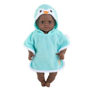 Corolle pop in volledige turquoise pinguïnbadcape met witte randen