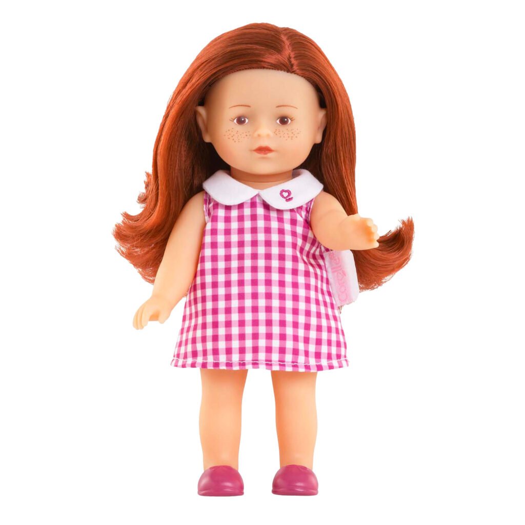 Corolle Ruby pop met rood haar in roze geruit jurkje staand Corolle Mini Corolline Ruby Pop