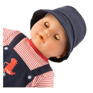 Close-up van slapende Corolle babypop met gesloten ogen en donkerblauwe hoed