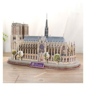 Opgebouwde Cubic fun 3D puzzel van de Notre-Dame de Paris op houten tafel
