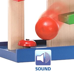 Rode bal raakt bel van houten knikkerbaan met geluid