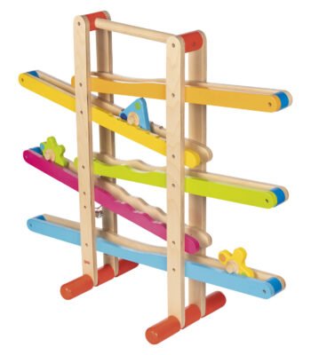 Schuin aanzicht van Goki houten knikkerbaan met figuren met vrolijke kleuren