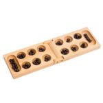 Houten mancala bordspel met donkere speelstenen in opengeklapte positie Goki Houten Kalaha