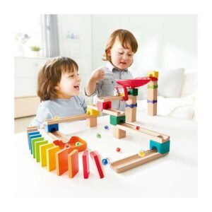 Twee kinderen spelen met kleurrijke houten knikkerbaan van Hape