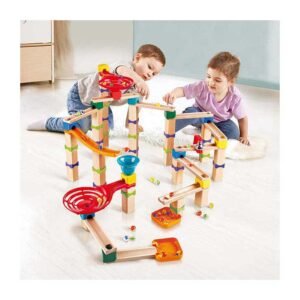 Kinderen spelen met kleurrijke houten knikkerbaan van Hape