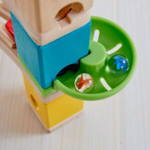 Detail van groene kom in houten Quadrilla knikkerbaan met knikkers