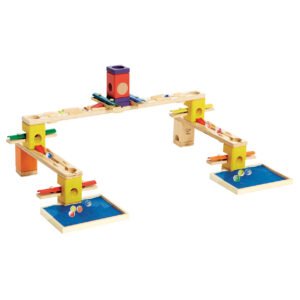 Houten knikkerbaan met kleurrijke blokken en bochten van Hape Quadrilla