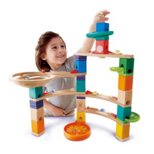 Kind speelt met kleurrijke houten knikkerbaan van Hape