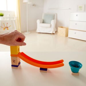 Hape Quadrilla knikkerbaan opgebouwd op tafel in lichte kinderkamer
