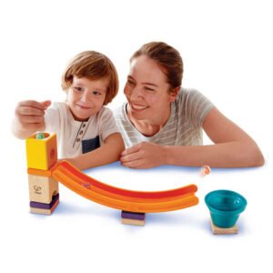 Moeder en zoon spelen samen met Hape Quadrilla knikkerbaan