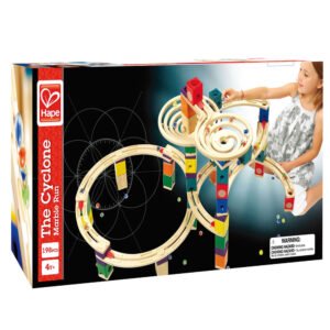 Verpakking van Quadrilla Houten Knikkerbaan The Cyclone met spelend kind