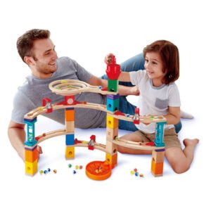 Vader en dochter bouwen samen een Hape Quadrilla knikkerbaan