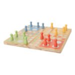 Houten mens-erger-je-niet spel met gekleurde pionnen op wit oppervlak Houten Bordspel Ludo in Katoenen Zak