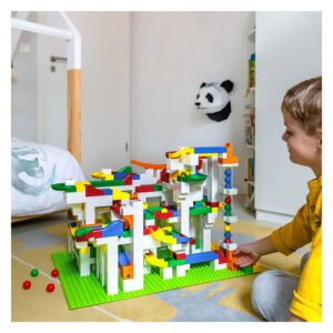 Kind speelt met kleurrijke Hubelino knikkerbaan in kinderkamer