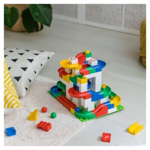 Kinderspeelkamer met opgebouwde Hubelino knikkerbaan