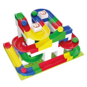 Zijkant van een kleurrijk opgebouwde Hubelino knikkerbaan