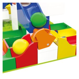 Speelbaan met gekleurde knikkers en glijbanen van bouwstenen