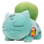 Bulbasaur Pokémon knuffel schuin van voren met label zichtbaar Pokémon Slapende Knuffel Pluche Balbasaur, 45cm