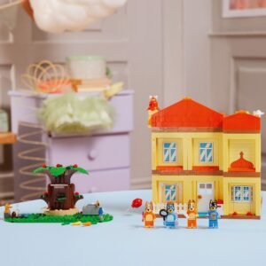 LEGO Bluey huis en personages uitgestald op een tafel in kinderkamer