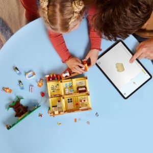 Kind bouwt met LEGO Bluey huis en figuren samen met ouder op een blauwe tafel